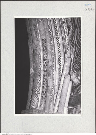 Vorderseite von Krüger, Jürgen [https://www.deutsche-digitale-bibliothek.de/content/lizenzen/rv-fz/] Santa ChiaraRechte Arkade (Südwestliche Kapellenreihe) - 10. Kapelle (Cappella dei Borboni), Eingangsbogen, Detail, bh294628_recto. Foto: Krüger, Jürgen.