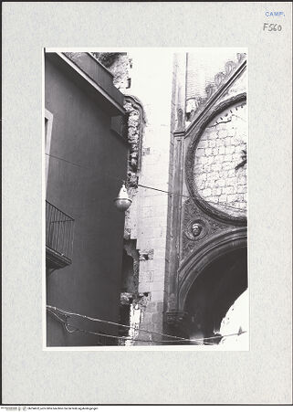 Vorderseite von Krüger, Jürgen [https://www.deutsche-digitale-bibliothek.de/content/lizenzen/rv-fz/] Sant'Eligio al MercatoWestfassade - Bogen, unteres Teil, von Westen, bh294652_recto. Foto: Krüger, Jürgen.