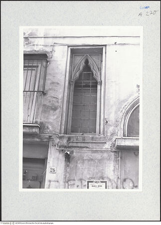 Vorderseite von Krüger, Jürgen [https://www.deutsche-digitale-bibliothek.de/content/lizenzen/rv-fz/] Via San Paolo - Gotisches Fenster, bh294694_recto. Foto: Krüger, Jürgen.