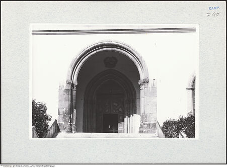 Vorderseite von Krüger, Jürgen [https://www.deutsche-digitale-bibliothek.de/content/lizenzen/rv-fz/] Sant'Antonio - Fassade, Detail: Bogen zur Vorhalle, bh294698_recto. Foto: Krüger, Jürgen.