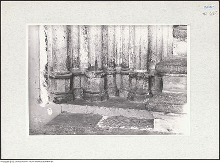 Vorderseite von Krüger, Jürgen [https://www.deutsche-digitale-bibliothek.de/content/lizenzen/rv-fz/] Hauptportal - Detail, Sockel links, bh294703_recto. Foto: Krüger, Jürgen.