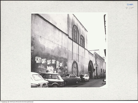 Vorderseite von Krüger, Jürgen [https://www.deutsche-digitale-bibliothek.de/content/lizenzen/rv-fz/] Santa Chiara - Nordwand der Santa Chiara Vecchia (Santa Maria Iacobi) und Eingang zum Kloster, bh294732_recto. Foto: Krüger, Jürgen.