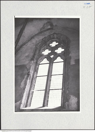 Vorderseite von Krüger, Jürgen [https://www.deutsche-digitale-bibliothek.de/content/lizenzen/rv-fz/] Santa ChiaraSanta Chiara Vecchia - Presbyterium, Detail: Fenster, bh294735_recto. Foto: Krüger, Jürgen.