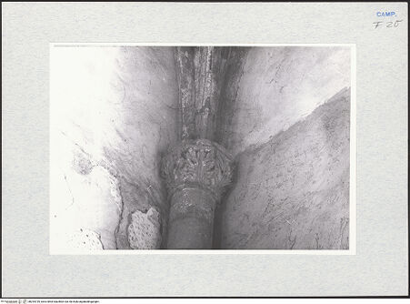 Vorderseite von Krüger, Jürgen [https://www.deutsche-digitale-bibliothek.de/content/lizenzen/rv-fz/] Santa ChiaraSanta Chiara Vecchia - Presbyterium, Detail: Kapitell, bh294739_recto. Foto: Krüger, Jürgen.