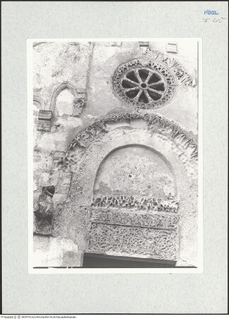 Vorderseite von Krüger, Jürgen [https://www.deutsche-digitale-bibliothek.de/content/lizenzen/rv-fz/] Santo Stefano - Fassade, Fensterrose und Tympanon, bh294753_recto. Foto: Krüger, Jürgen.