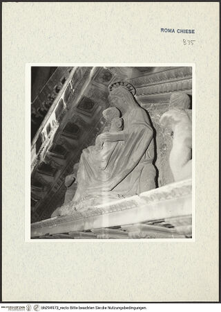 Vorderseite von ICCD [https://www.deutsche-digitale-bibliothek.de/content/lizenzen/rv-ez/] Mittelportal mit Dreiecksgiebel über kompositen DreiviertelsäulenMadonna, flankiert von zwei knienden Gestalten - Madonna, von rechts, bh294973_recto. Foto.