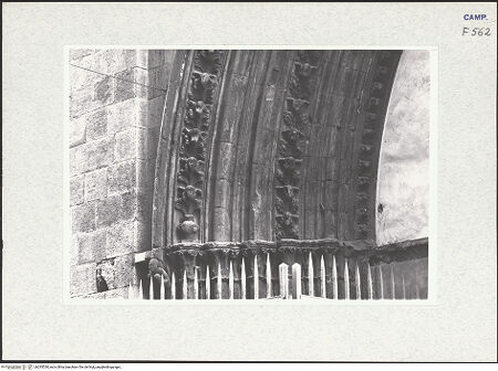 Vorderseite von Krüger, Jürgen [https://www.deutsche-digitale-bibliothek.de/content/lizenzen/rv-fz/] Westportal - Bogenleibung, Detail, bh295530_recto. Foto: Krüger, Jürgen.