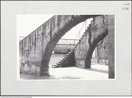 Vorderseite von Krüger, Jürgen [https://www.deutsche-digitale-bibliothek.de/content/lizenzen/rv-fz/] San Lorenzo Maggiore - Ansteigende Bogen, bh295552_recto. Foto: Krüger, Jürgen.