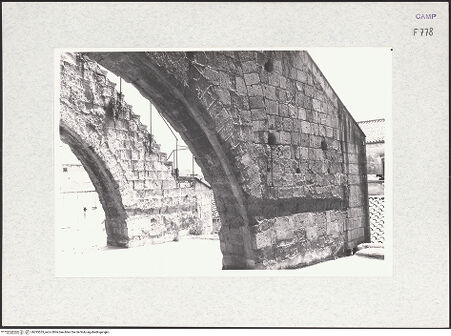 Vorderseite von Krüger, Jürgen [https://www.deutsche-digitale-bibliothek.de/content/lizenzen/rv-fz/] San Lorenzo Maggiore - Ansteigende Bogen, bh295553_recto. Foto: Krüger, Jürgen.