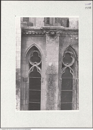 Vorderseite von Krüger, Jürgen [https://www.deutsche-digitale-bibliothek.de/content/lizenzen/rv-fz/] San Lorenzo Maggiore - Strebepfeiler und Fenster, bh295555_recto. Foto: Krüger, Jürgen.