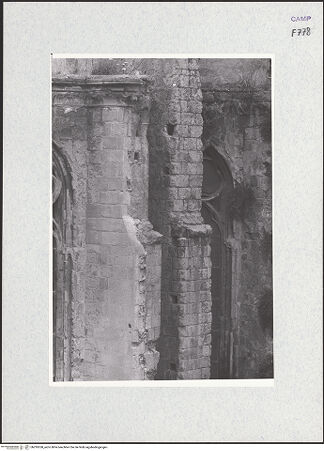 Vorderseite von Krüger, Jürgen [https://www.deutsche-digitale-bibliothek.de/content/lizenzen/rv-fz/] San Lorenzo Maggiore - Strebepfeiler und Fenster, bh295558_recto. Foto: Krüger, Jürgen.