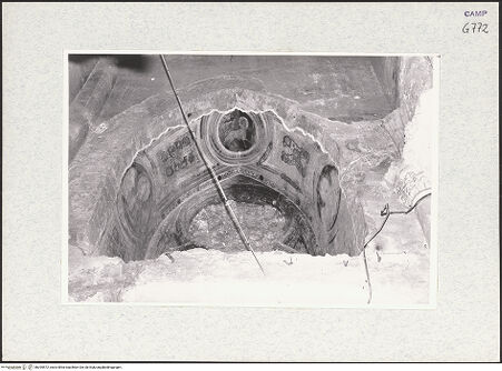 Vorderseite von Krüger, Jürgen [https://www.deutsche-digitale-bibliothek.de/content/lizenzen/rv-fz/] Fensterdekoration mit Agnus Dei - Ansicht, bh295572_recto. Foto: Krüger, Jürgen.