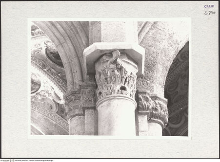 Vorderseite von Krüger, Jürgen [https://www.deutsche-digitale-bibliothek.de/content/lizenzen/rv-fz/] Kapitelle der Südarkade - Kapitell und Pfeiler (4. Pfeiler), bh295598_recto. Foto: Krüger, Jürgen.