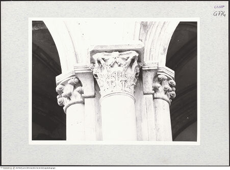 Vorderseite von Krüger, Jürgen [https://www.deutsche-digitale-bibliothek.de/content/lizenzen/rv-fz/] Kapitelle der Nordarkade - Kapitell und Pfeiler (4. Pfeiler), bh295605_recto. Foto: Krüger, Jürgen.