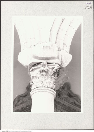 Vorderseite von Krüger, Jürgen [https://www.deutsche-digitale-bibliothek.de/content/lizenzen/rv-fz/] Kapitelle der Nordarkade - Kapitell und Säule (2. Säule), bh295606_recto. Foto: Krüger, Jürgen.