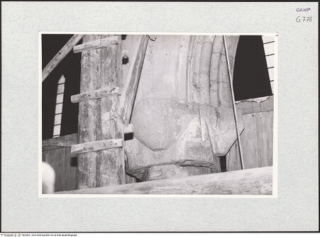 Vorderseite von Krüger, Jürgen [https://www.deutsche-digitale-bibliothek.de/content/lizenzen/rv-fz/] Kapitelle der Südarkade - Kapitell und Pfeiler (2. Pfeiler), bh295621_recto. Foto: Krüger, Jürgen.