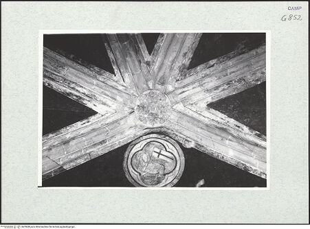 Vorderseite von Krüger, Jürgen [https://www.deutsche-digitale-bibliothek.de/content/lizenzen/rv-fz/] San Lorenzo MaggioreVierte Nordkapelle - Gewölbe und Schlussstein, bh295649_recto. Foto: Krüger, Jürgen.