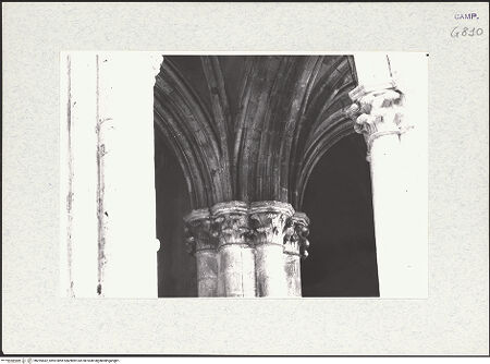 Vorderseite von Krüger, Jürgen [https://www.deutsche-digitale-bibliothek.de/content/lizenzen/rv-fz/] San Lorenzo Maggiore - Pfeilerkapitell (zwischen Chorumgang und Kapelle), bh295662_recto. Foto: Krüger, Jürgen.