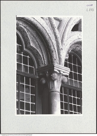 Vorderseite von Krüger, Jürgen [https://www.deutsche-digitale-bibliothek.de/content/lizenzen/rv-fz/] San Lorenzo Maggiore, Convento - Fenster, Detail: Kapitell, bh295726_recto. Foto: Krüger, Jürgen.