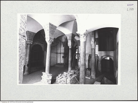 Vorderseite von Krüger, Jürgen [https://www.deutsche-digitale-bibliothek.de/content/lizenzen/rv-fz/] San Lorenzo Maggiore, Convento - Vorraum des Refektoriums, bh295729_recto. Foto: Krüger, Jürgen.