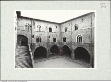 Vorderseite von Getty Research Institute [https://www.deutsche-digitale-bibliothek.de/content/lizenzen/rv-ez/] Palazzo Trinci - Süd- und Westflügel, von Norden, bh296086_recto. Foto: Hutzel, Max.