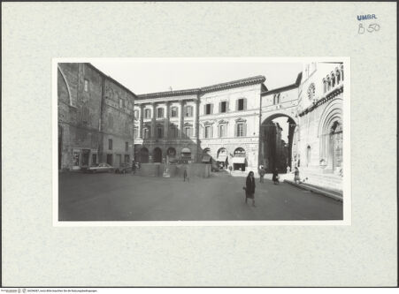 Vorderseite von Getty Research Institute [https://www.deutsche-digitale-bibliothek.de/content/lizenzen/rv-ez/] Palazzo Trinci - Fassade zur Piazza della Repubblica, von Südosten, bh296087_recto. Foto: Hutzel, Max.