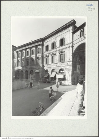 Vorderseite von Getty Research Institute [https://www.deutsche-digitale-bibliothek.de/content/lizenzen/rv-ez/] Palazzo Trinci - Fassade zur Piazza della Repubblica, von Osten, bh296088_recto. Foto: Hutzel, Max.
