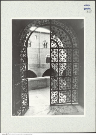 Vorderseite von Getty Research Institute [https://www.deutsche-digitale-bibliothek.de/content/lizenzen/rv-ez/] Palazzo Trinci - Nordostflügel, Blick vom Haupteingang in den Innenhof, bh296105_recto. Foto: Hutzel, Max.