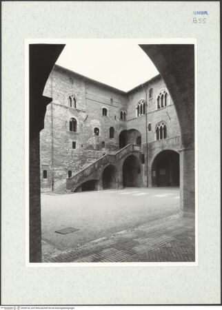 Vorderseite von Getty Research Institute [https://www.deutsche-digitale-bibliothek.de/content/lizenzen/rv-ez/] Palazzo Trinci - Ostecke mit Freitreppe, bh296106_recto. Foto: Hutzel, Max.