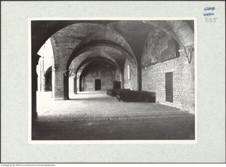 Vorderseite von Getty Research Institute [https://www.deutsche-digitale-bibliothek.de/content/lizenzen/rv-ez/] Palazzo Trinci - Erdgeschoss, Loggia, Inneres, bh296107_recto. Foto: Hutzel, Max.