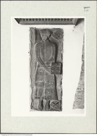 Vorderseite von Getty Research Institute [https://www.deutsche-digitale-bibliothek.de/content/lizenzen/rv-ez/] Grabplatte des Valente di Giacomo Valenti - Gesamtansicht, bh296429_recto. Foto: Hutzel, Max.