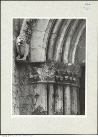 Vorderseite von Getty Research Institute [https://www.deutsche-digitale-bibliothek.de/content/lizenzen/rv-ez/] Hauptportal - Linke Seite, Detail: Kapitellzone und Archivoltenansatz, bh296448_recto. Foto: Hutzel, Max.