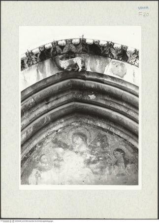 Vorderseite von Getty Research Institute [https://www.deutsche-digitale-bibliothek.de/content/lizenzen/rv-ez/] Hauptportal - Detail: Teilansicht der Lünette und Archivoltenscheitel mit Agnus Dei, bh296449_recto. Foto: Hutzel, Max.