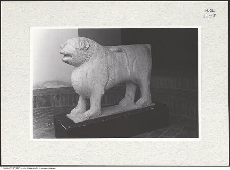 Vorderseite von Pace, Valentino [https://www.deutsche-digitale-bibliothek.de/content/lizenzen/rv-ez/] Fragment eines Bischofsthrons - Seitenansicht, bh297906_recto. Foto: Pace, Valentino.