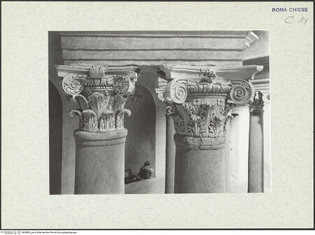 Vorderseite von DAI [https://www.deutsche-digitale-bibliothek.de/content/lizenzen/rv-ez/] Mausoleo di Santa CostanzaInnenraum - Kapitelle eines Säulenpaars, bh298061_recto. Foto.