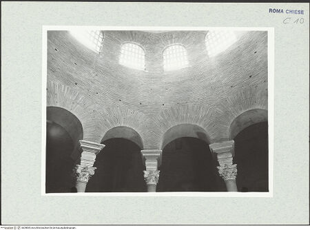 Vorderseite von DAI [https://www.deutsche-digitale-bibliothek.de/content/lizenzen/rv-ez/] Mausoleo di Santa CostanzaInnenraum - Bögen und Tambour der Kuppel, bh298065_recto. Foto.