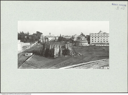 Vorderseite von DAI [https://www.deutsche-digitale-bibliothek.de/content/lizenzen/rv-ez/] Mausoleo di Santa Costanza - Ansicht des Gesamtkomplexes mit Coemeterium und Sant'Agnese, bh298070_recto. Foto.