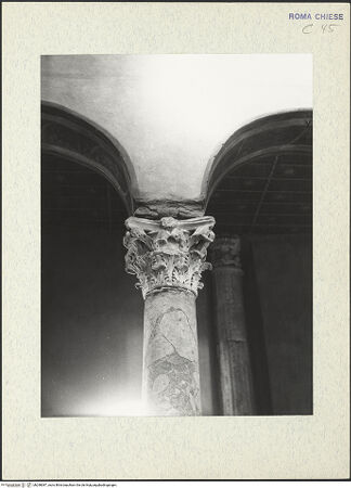 Vorderseite von DAI [https://www.deutsche-digitale-bibliothek.de/content/lizenzen/rv-ez/] Santa Maria in Cosmedin - Kapitell im Mittelschiff, bh298087_recto. Foto.