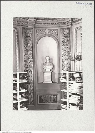 Vorderseite von Bibliotheca Hertziana [https://www.deutsche-digitale-bibliothek.de/content/lizenzen/rv-fz/] Büste einer jungen Frau - Gesamtansicht, bh298939_recto. Foto.