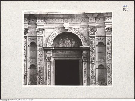 Vorderseite von Getty Research Institute [https://www.deutsche-digitale-bibliothek.de/content/lizenzen/rv-ez/] Santa CristinaCollegiata Santa CristinaWestfassade - Erdgeschoss, Mittelachse mit Hauptportal, Detail, bh299186_recto. Foto: Hutzel, Max.