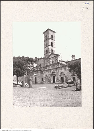 Vorderseite von Getty Research Institute [https://www.deutsche-digitale-bibliothek.de/content/lizenzen/rv-ez/] Santa Cristina - Gesamtansicht des Kirchenkomplexes (von links: Cappella del Miracolo, Santa Cristina mit Campanile sowie Oratorio di San Leonardo), bh299187_recto. Foto: Hutzel, Max.