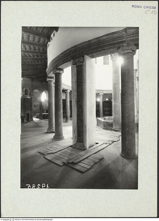 Vorderseite von ICCD [https://www.deutsche-digitale-bibliothek.de/content/lizenzen/rv-ez/] Santo Stefano RotondoDeambulatorium - Deambulatorium, nördlicher Abschnitt, innerer Säulenkranz, bh299237_recto. Foto.