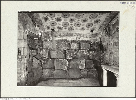 Vorderseite von ICCD [https://www.deutsche-digitale-bibliothek.de/content/lizenzen/rv-ez/] San Silvestro in CapiteKrypta - linke Wand, bh299565_recto. Foto.