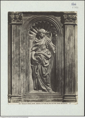 Vorderseite von Alinari [https://www.deutsche-digitale-bibliothek.de/content/lizenzen/rv-ez/] TaufbrunnenFünf ProphetenProphet - Gesamtansicht, bh300010_recto. Foto.