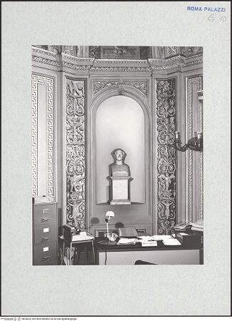 Vorderseite von Bibliotheca Hertziana [https://www.deutsche-digitale-bibliothek.de/content/lizenzen/rv-fz/] Büste eines älteren Mannes - Gesamtansicht, bh300303_recto. Foto.