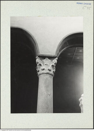 Vorderseite von DAI [https://www.deutsche-digitale-bibliothek.de/content/lizenzen/rv-ez/] Santa Maria in Cosmedin - Kapitell im Mittelschiff, bh300992_recto. Foto.