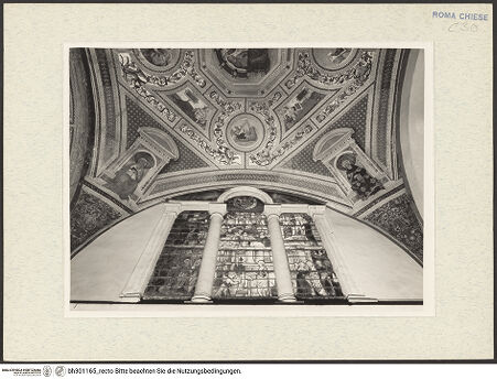 Vorderseite von Arte Fotografica [https://www.deutsche-digitale-bibliothek.de/content/lizenzen/rv-ez/] Santa Maria del Popolo - linke Wand; Serlianafenster und Teil des Gewölbes, bh301165_recto. Foto.