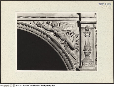 Vorderseite von Arte Fotografica [https://www.deutsche-digitale-bibliothek.de/content/lizenzen/rv-ez/] Grabmal des Kardinals Girolamo Basso della Rovere, (gestorben 1507)Nische mit Liegefigur des Verstorbenen, darüber Lünette mit Madonna und Kind - Detial: Ornament mit Genius/ Victoria im Nischenzwickel rechts; Frontalansicht, bh301167_recto. Foto.