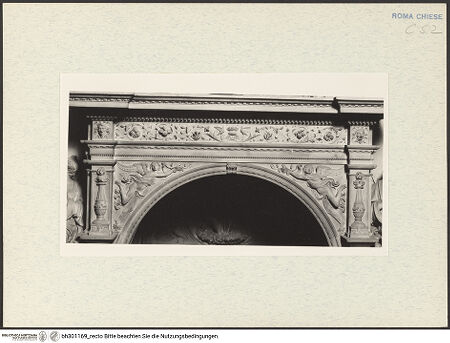 Vorderseite von Arte Fotografica [https://www.deutsche-digitale-bibliothek.de/content/lizenzen/rv-ez/] Grabmal des Kardinals Girolamo Basso della Rovere, (gestorben 1507)Nische mit Liegefigur des Verstorbenen, darüber Lünette mit Madonna und Kind - Detial: Ornament in der Nischenbekrönung, bh301169_recto. Foto.