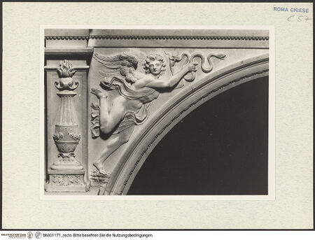Vorderseite von Arte Fotografica [https://www.deutsche-digitale-bibliothek.de/content/lizenzen/rv-ez/] Grabmal des Kardinals Ascanio Maria Sforza, (gestorben 1505)Nische mit Liegefigur des Verstorbenen, darüber Lünette mit Madonna und Kind - Detail: linke(r) Genius/Victoria im Ornament der Nischenrahmung, bh301171_recto. Foto.
